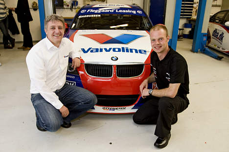 Eurodeal Autoparts A/S’ adm. direktør Michael Ullerup (t.v.) bakker Jan Magnussen op i kampen om årets Danish Touringcar Championship. Selv om der hver gang vil være et andet navn, som krydser målstregen først.